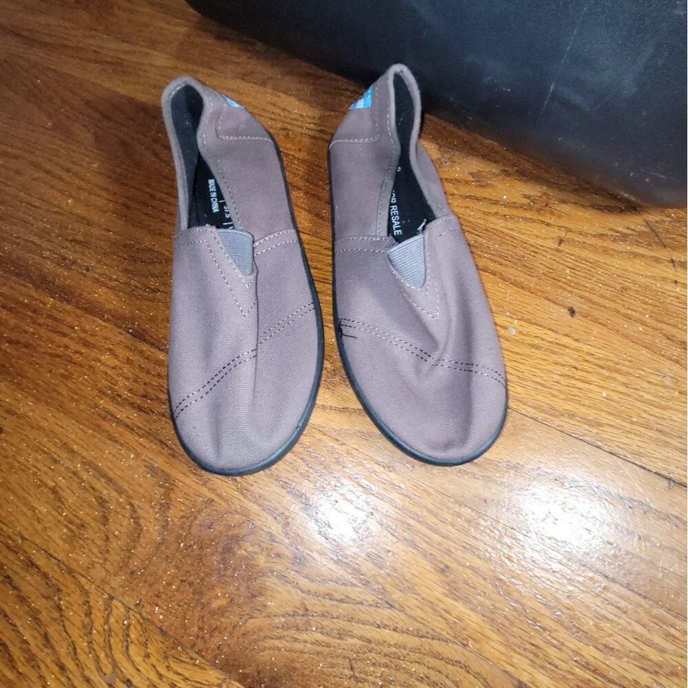 TOMS Slip-Ons - Size 7